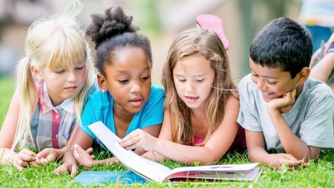 أطفال يقرؤون